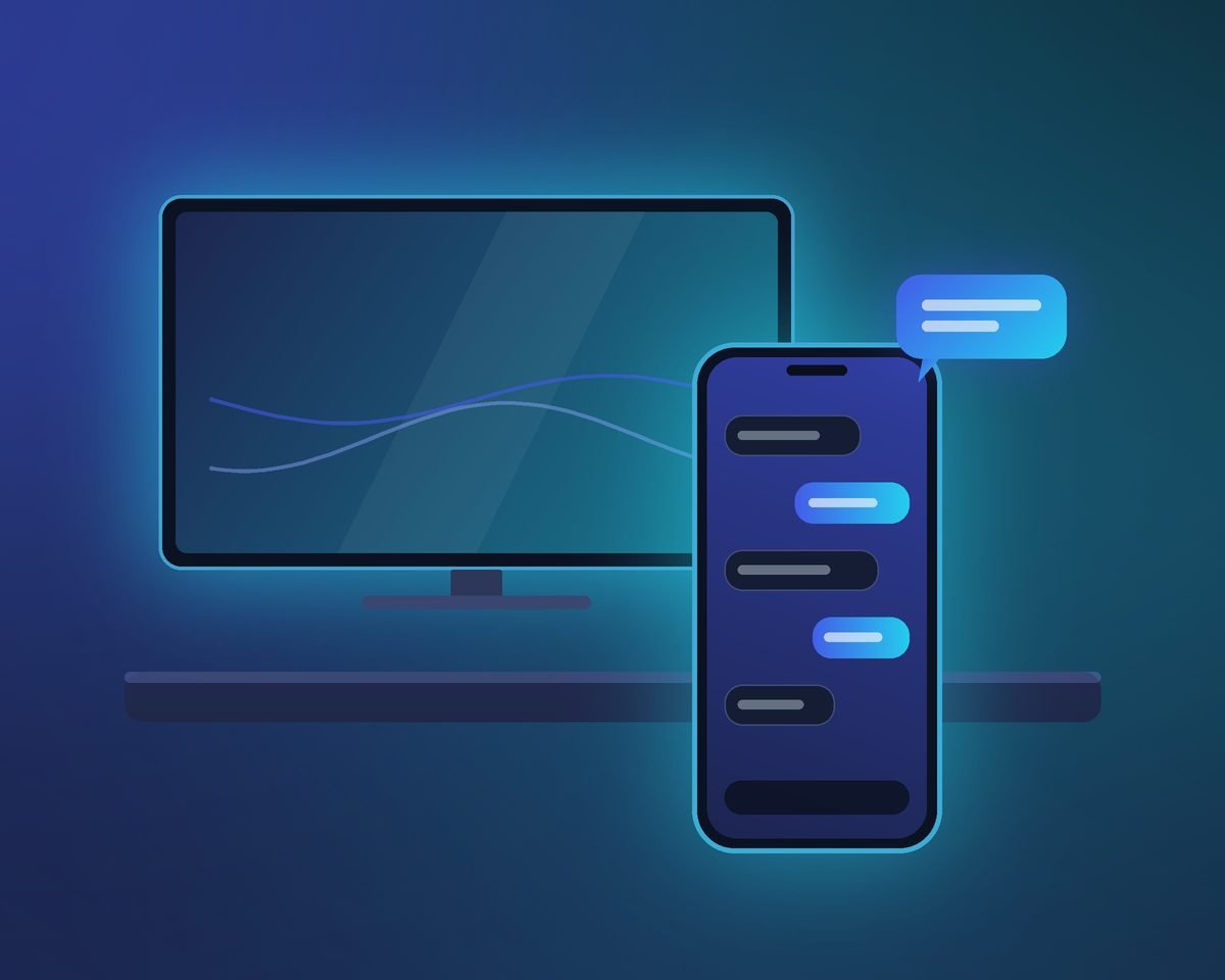 Pessoa segurando um celular com uma conversa de atendimento aberta, em frente a uma Smart TV ligada na sala